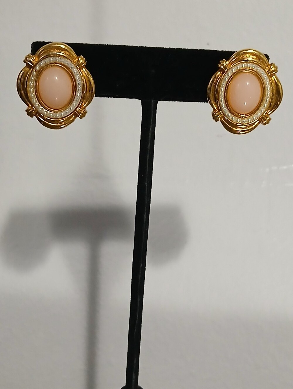 Vintage Avon Women’s Gold Tone Pink Victorian Spring Acrylic Stud Earrings